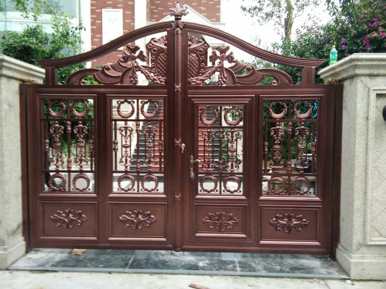 濟(jì)南鋁藝大門選安誠，精致耐用