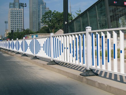 城市道路護(hù)欄，一般分為幾類，價格如何