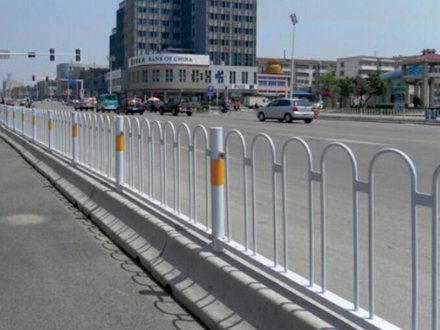 對于市政道路護(hù)欄安裝，有以下幾點技巧