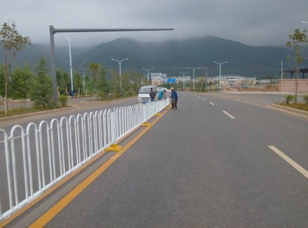 道路護(hù)欄哪家好？